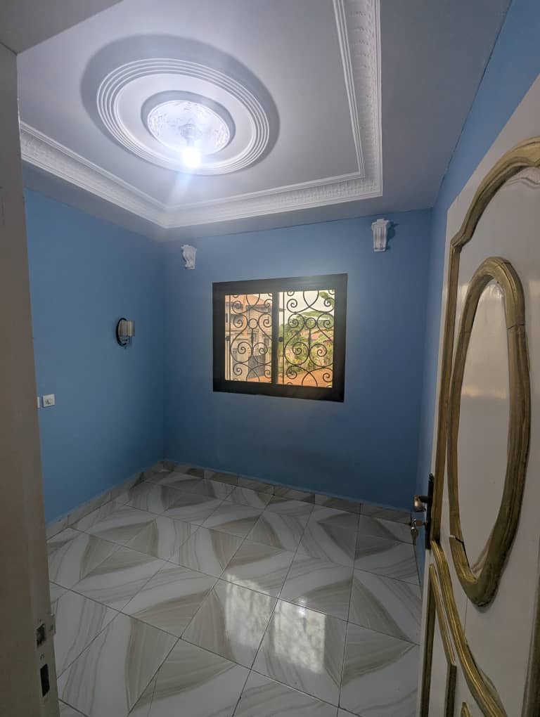 STUDIO BON STANDING À LOUER – ODZA (Plaque L&B)