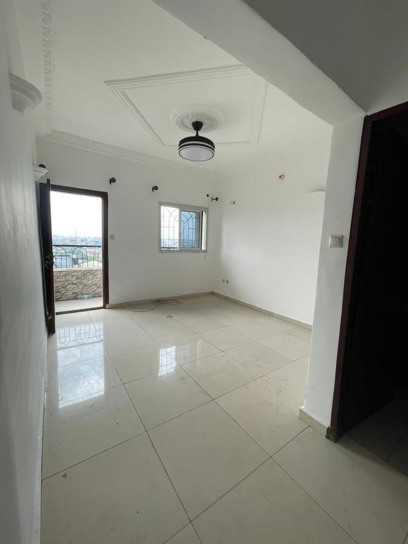 STUDIO MODERNE À LOUER À NDOGBONG – 3ÈME ÉTAGE