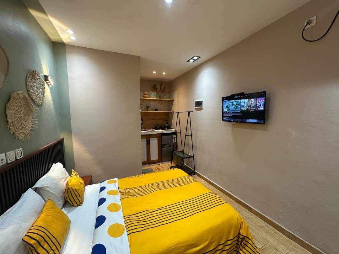 YAOUNDÉ – BIYEM-ASSI / MONTÉE JOUVENCE – CHAMBRE MEUBLÉE