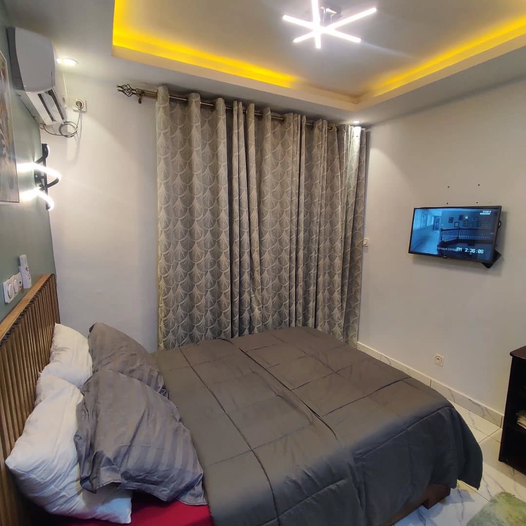 YAOUNDÉ – BIYEM-ASSI / MAISON BLANCHE – CHAMBRE MEUBLÉE