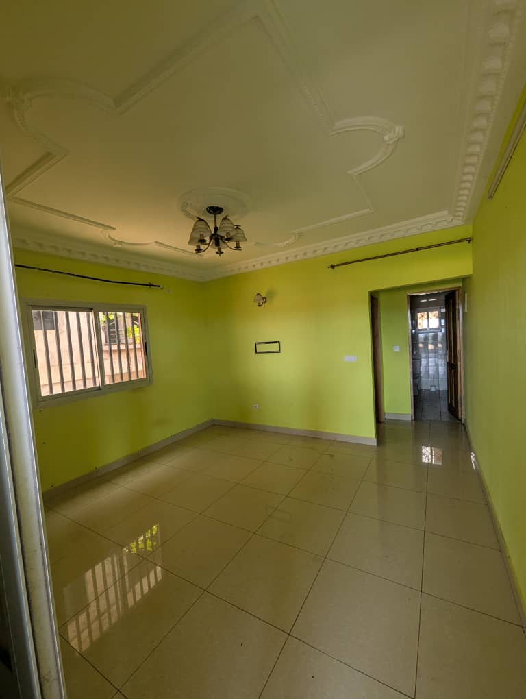 Studio Propre et Bon Standing à louer à Odza