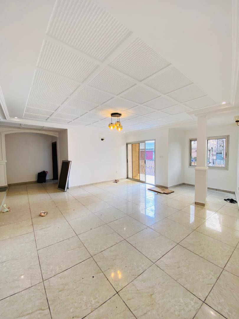 APPARTEMENT MODERNE ENTIEREMENT STAFFÉ ET CLIMATISÉ À LOUER – AKWA